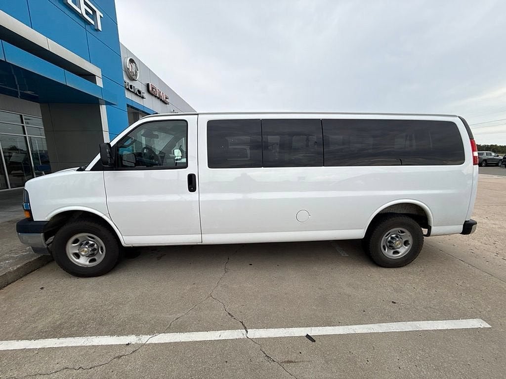 2025 Chevrolet Express Passenger 1LT