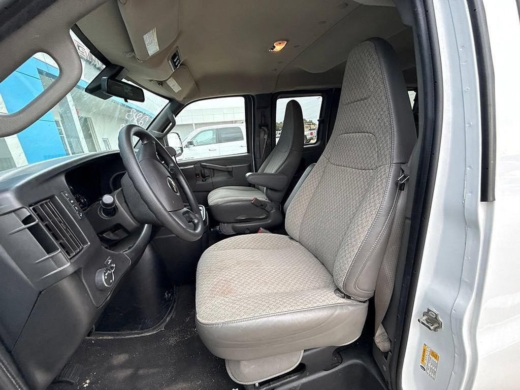 2025 Chevrolet Express Passenger 1LT