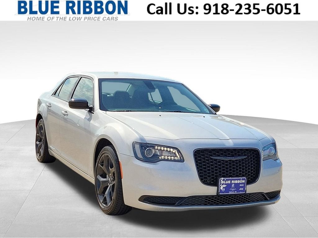 2023 Chrysler 300 Touring's photo