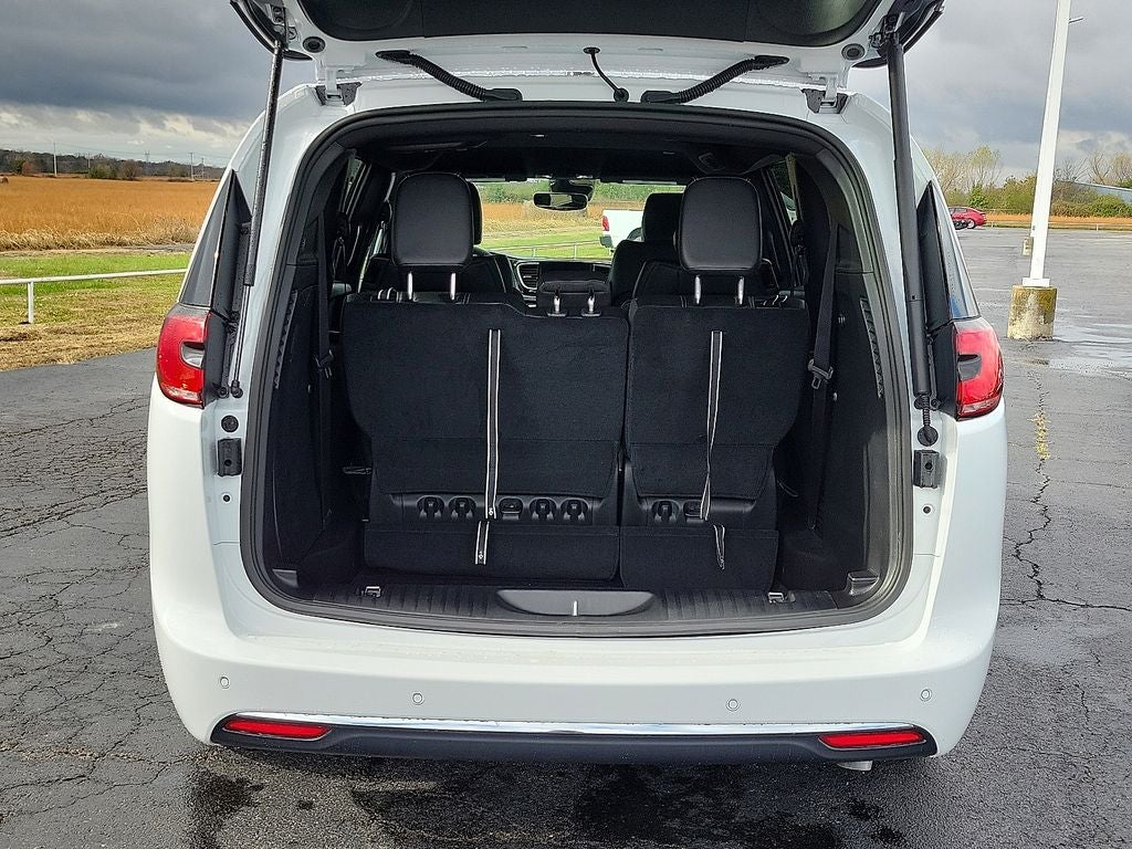 2026 Chrysler Pacifica Select